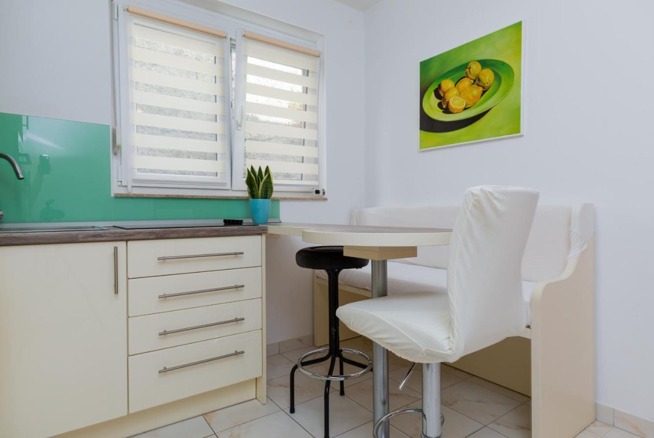 Apartments By The Sea Duce, Omis - 2992 Dugi Rat Εξωτερικό φωτογραφία